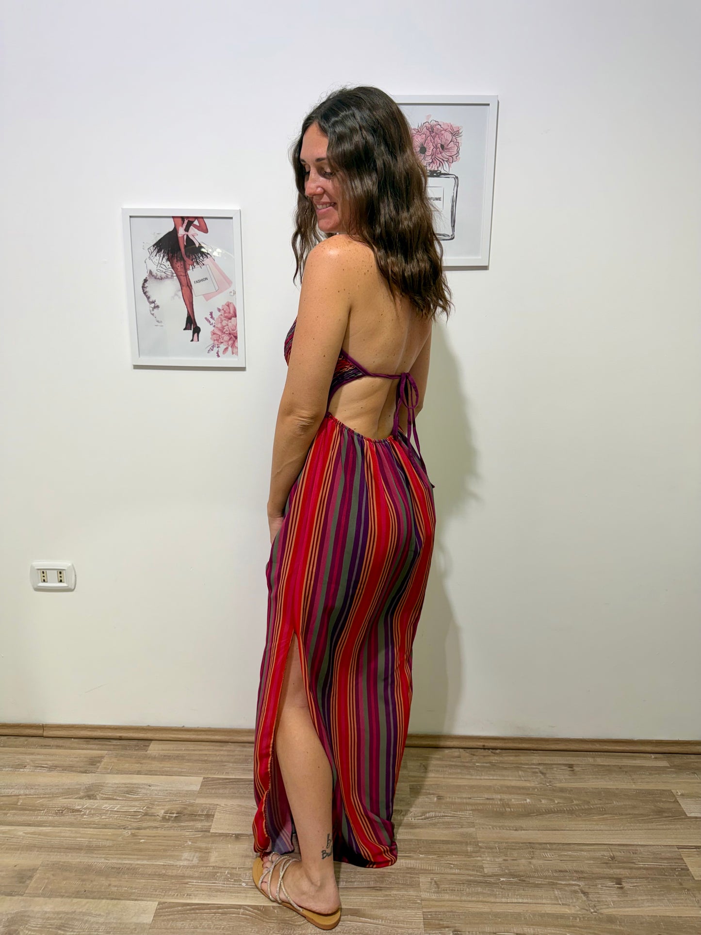Vestito a righe con spacco laterale viola