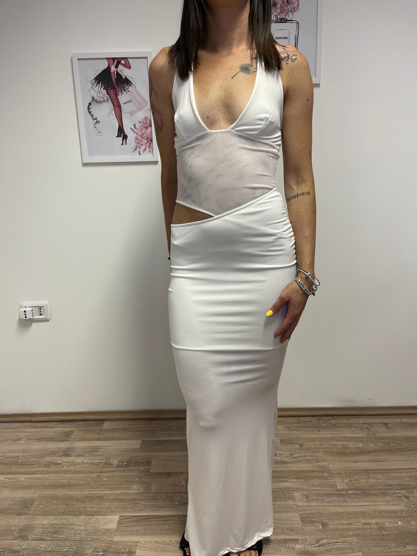 Vestito aderente bianco con trasparenze