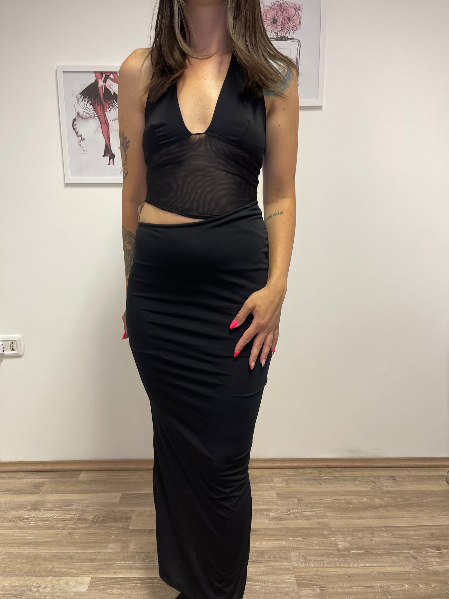 Vestito aderente nero con trasparenze