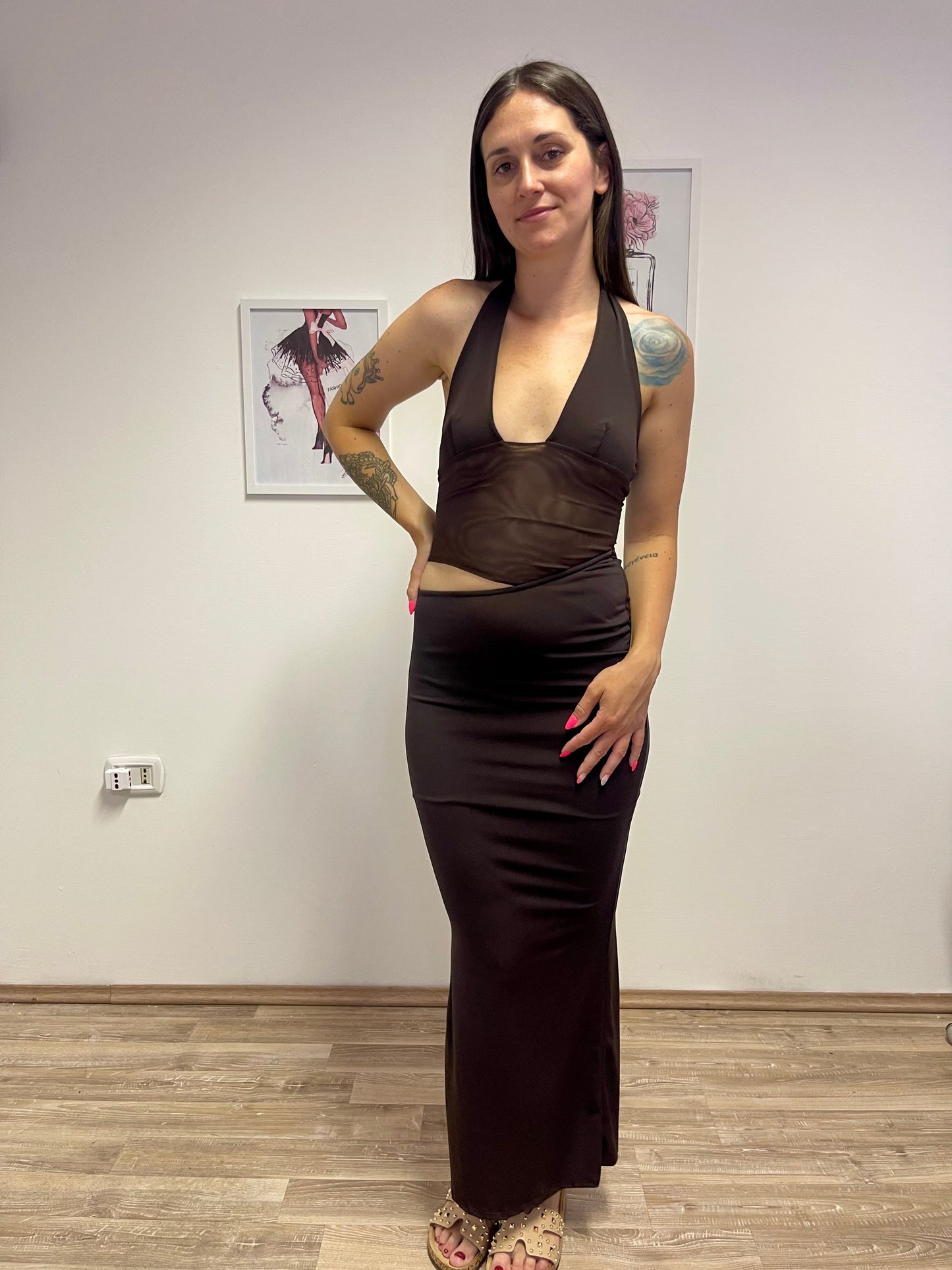 Vestito aderente marrone con trasparenze