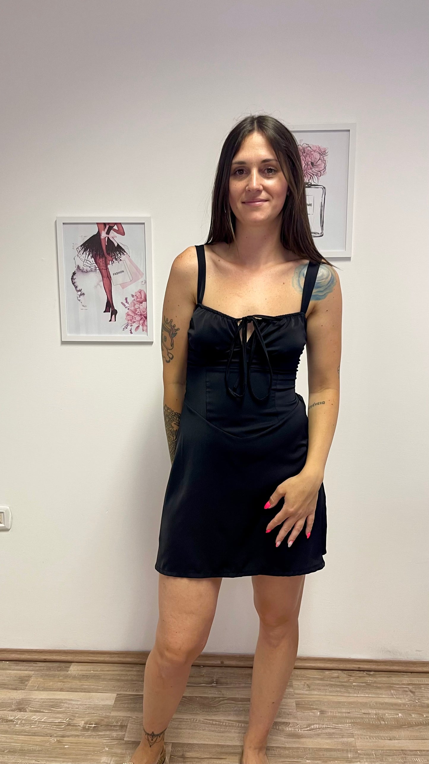 Vestito corto nero con fiocco