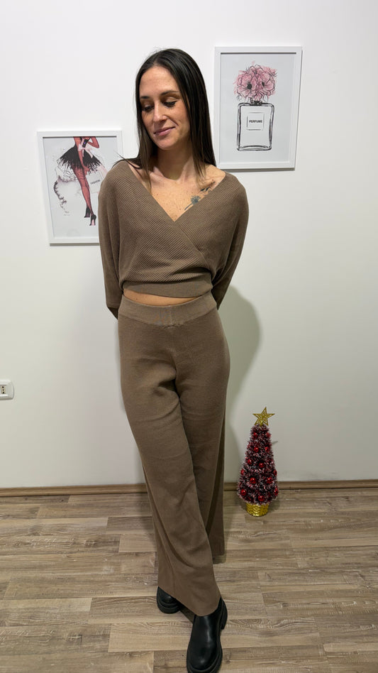 Coordinato con maglia crop e pantalone