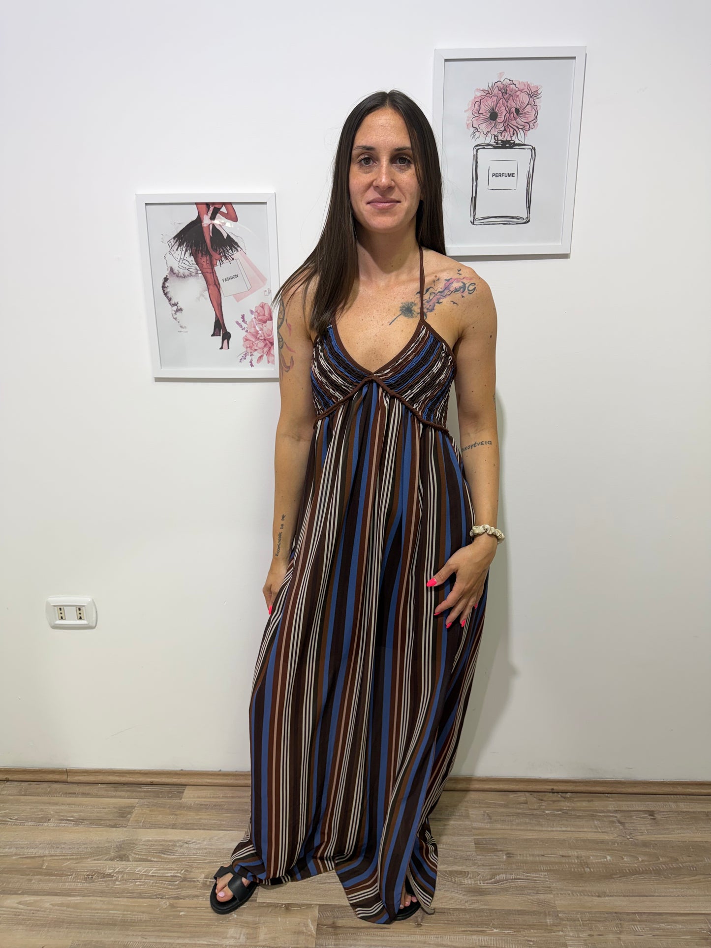 Vestito a righe con spacco laterale marrone