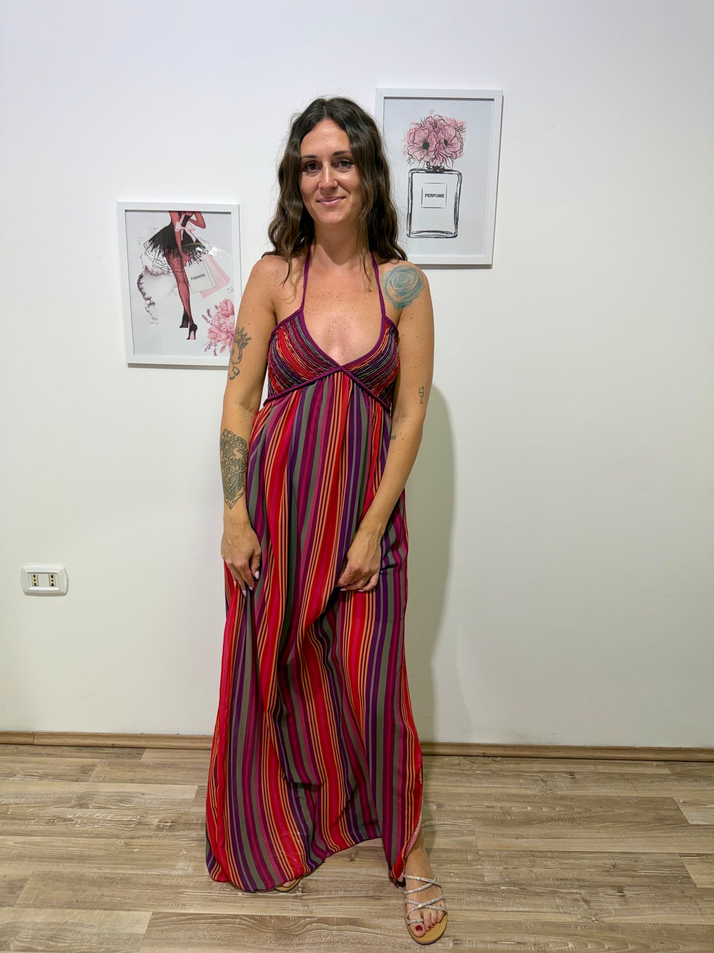 Vestito a righe con spacco laterale viola