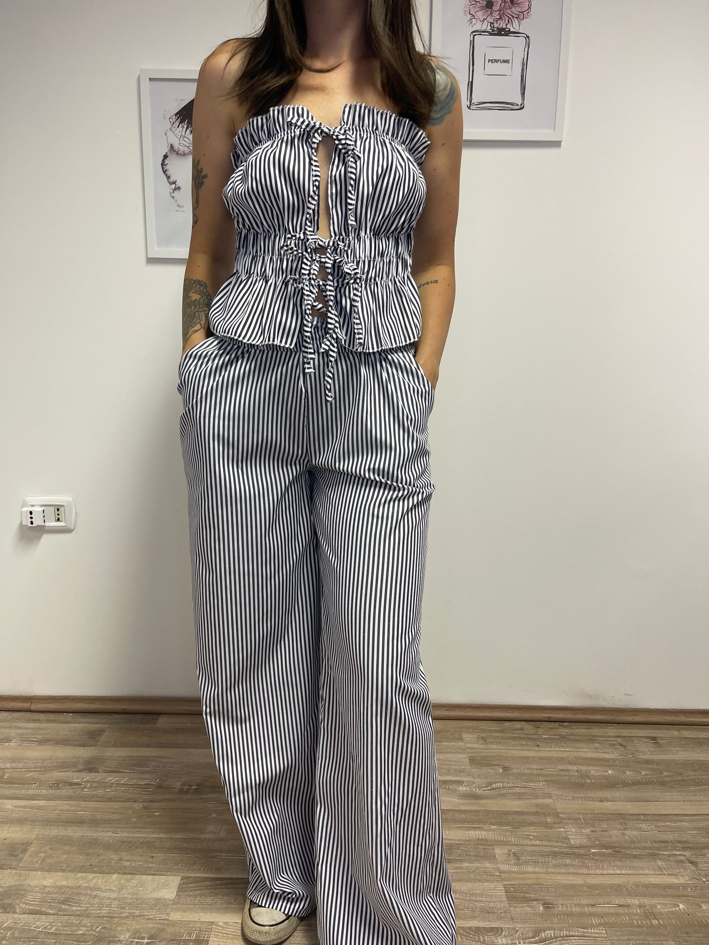 Completo a righe bianco e grigio